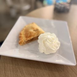 Maggies Lounge - MaggPie Caramel Apple (split)