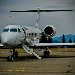 Truckee Tahoe Airport-Operations - NG750LG 7/14/24 2005 GULFSTREAM AEROSPACE GV-SP (G550) 20 seats / 2 engines Owner Wilmington Trust Co. WILMINGTON , DE, US