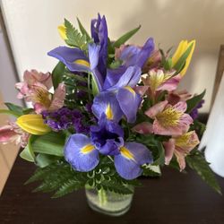 Blythe Flowers - My mother's $50 flower arrangement, really $50 for an ugly jar with no theme of Valentine's Day in this thrown together arrangement.