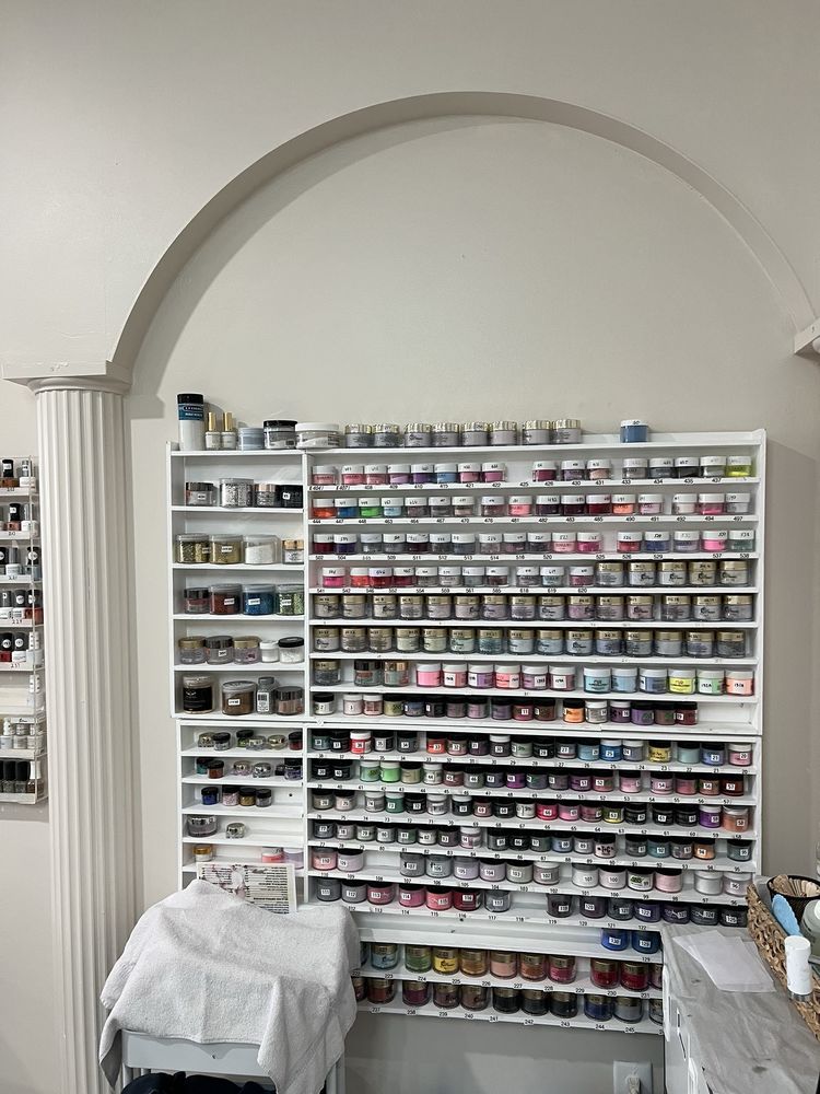 Lovely Nails and Spa Logo