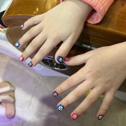 Daughters gel manicure with flowers