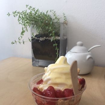 Roselle - Cute atmosphere! Seasonal dessert: strawberry shortcake home-made ice cream! ($6) - Bakeries Near Me - Toronto, Ontario
