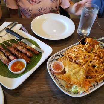 Singkawang Cafe - Pad thai (daily lunch special) & satay chicken skewers - Indonesian Near Me - El Monte, California Singkawang Cafe - Pad thai (daily lunch special) & satay chicken skewers - Indonesian Near Me - El Monte, California