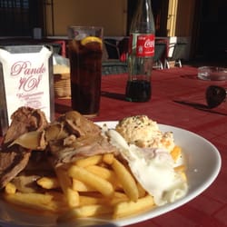 Pando - Plato variado, solomillo al whisky, ensaladilla de gambas (con gambas enteras), papas y huevo frito: 5,50€.
