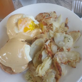 Cafe M - Crabcake Benedict - Breakfast & Brunch Near Me - Berkeley, California