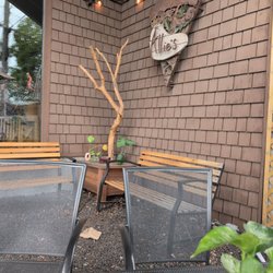 Allie's Vegan Pizzeria & Cafe - Outside seating area
