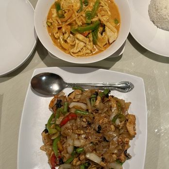 Thai Lily Cafe - Red Curry chicken, Pad Kee Mao (Drunken Noodle) chicken - both delicious - Thai Near Me - Houston, Texas Thai Lily Cafe - Red Curry chicken, Pad Kee Mao (Drunken Noodle) chicken - both delicious - Thai Near Me - Houston, Texas