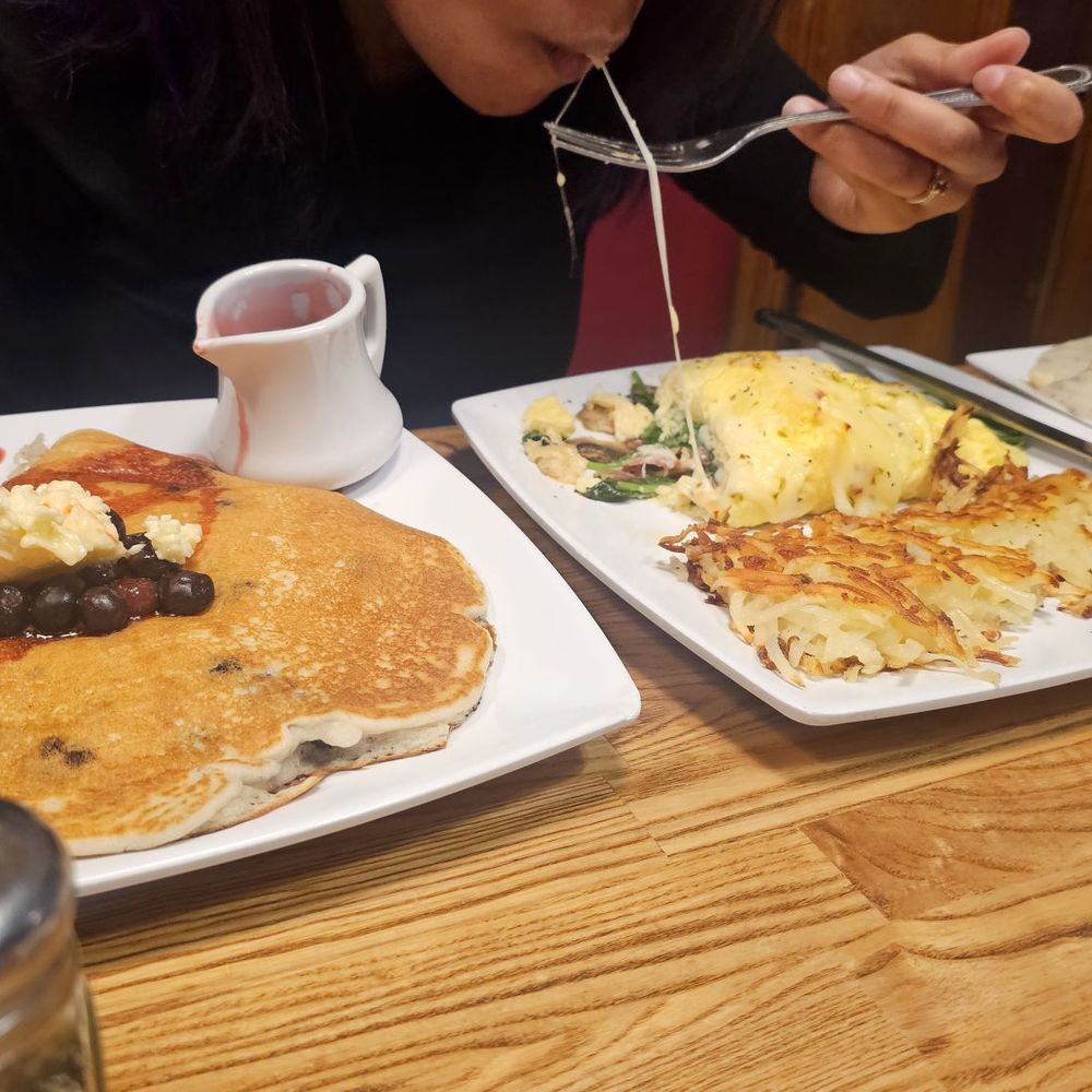 Darbi's Cafe - Pancakes with fruit on top and another Spanish omelette with hash browns and a biscuit with gravy. - American Near Me - Pinetop, Arizona Darbi's Cafe - Pancakes with fruit on top and another Spanish omelette with hash browns and a biscuit with gravy. - American Near Me - Pinetop, Arizona