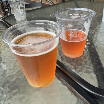 Hamilton’s Urban Backyard - Blueberry Ale & Reba Ale - Barbeque Near Me - Hamilton, Ohio
