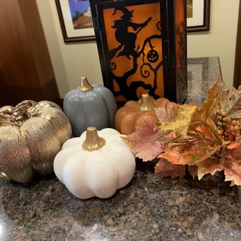 Kingsmill Resort - Checkin-in desk. I liked the pumpkins. - Golf Near Me - Williamsburg, Virginia Kingsmill Resort - Checkin-in desk. I liked the pumpkins. - Golf Near Me - Williamsburg, Virginia