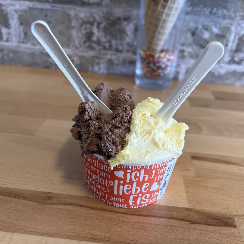 Gianduja (chocolate and hazelnut flavor) and mango cup Gianduja (chocolate and hazelnut flavor) and mango cup