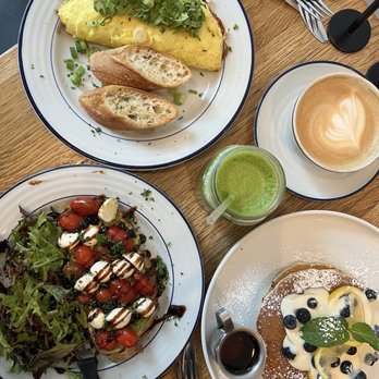 Caffe Central - Top: SoCal Omelette / Left: Bruschetta / Right: Lemon Ricotta Pancakes / Drinks: Green Detox Juice + Latte - Coffee & Tea Near Me - Burlingame, California
