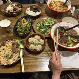 牛肉卤粉;排骨粉;酸辣鸡杂粉;肉片炒木耳盖饭;拍黄瓜,糯米丸子 牛肉卤粉;排骨粉;酸辣鸡杂粉;肉片炒木耳盖饭;拍黄瓜,糯米丸子