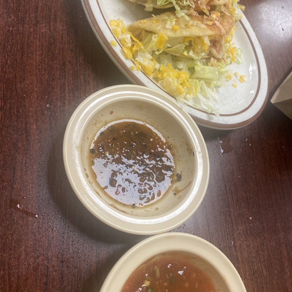 Mi Zacatecas - Chicken tacos and salsa offerings. - Mexican Near Me - Hawthorne, California
