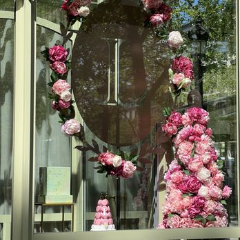 Ladurée - Macarons Near Me - Paris, 75