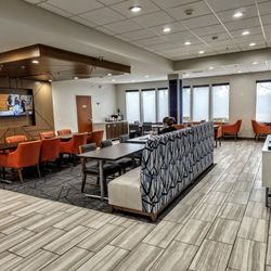 Holiday Inn Express & Suites Dayton North - Tipp City - Lobby at Holiday Inn Express & Suites Dayton North - Tipp City