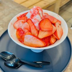 Le Cafe Eblouir - Strawberry Bingsu!
