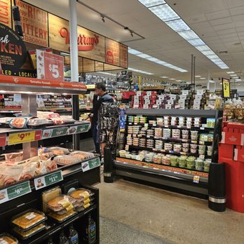 Ralphs Fresh Fare - a woman shopping in a grocery store - Grocery Near Me - San Diego, California Ralphs Fresh Fare - a woman shopping in a grocery store - Grocery Near Me - San Diego, California