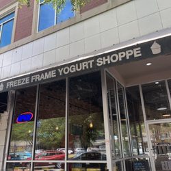 Freeze Frame Yogurt - Enjoying the atmosphere