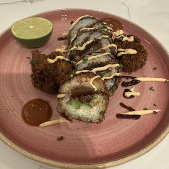 CURRENT Coastal Cuisine - Tuna roll - Lounges Near Me - Newport Beach, California