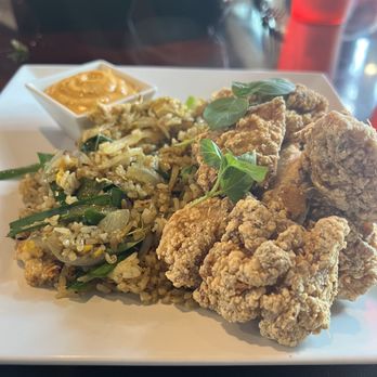 Hye Thai - Curry fried rice with fried chicken - Thai Near Me - Stonewall, Texas