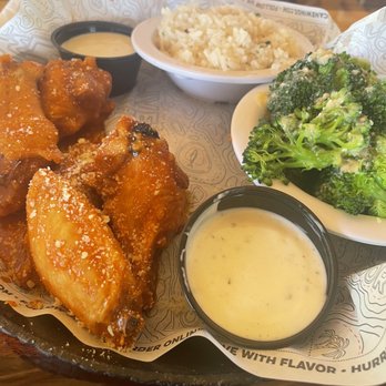 Hurricane Dockside Grill - Buffalo wings, Garlic 'N Parm Broccoli, and lime rice. - American Near Me - Tavares, Florida