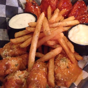 Peck & Pour - 10 wing platter! Spicy Garlic Parm & Sig Sweet & Spicy! - Chicken Wings Near Me - Norfolk, Virginia Peck & Pour - 10 wing platter! Spicy Garlic Parm & Sig Sweet & Spicy! - Chicken Wings Near Me - Norfolk, Virginia
