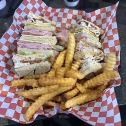 Finnegan's Pub and Grill - Pub Club Sandwich