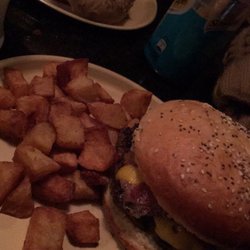 Pompeya Pub Social - Hamburguesa y papas de guarnición.