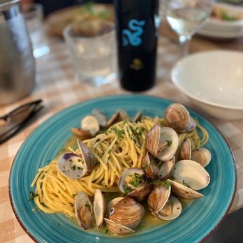 Limoncello - Linguine alle vongole - Italian Near Me - Miami Beach, Florida