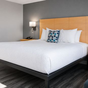 Quiet Corner Inn - One King - Hotels Near Me - Brooklyn, Connecticut Quiet Corner Inn - One King - Hotels Near Me - Brooklyn, Connecticut