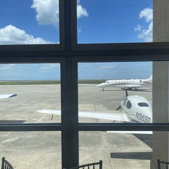 Messina's Runway Cafe - Exterior view from one of the dining areas. - Breakfast & Brunch Near Me - New Orleans, Louisiana