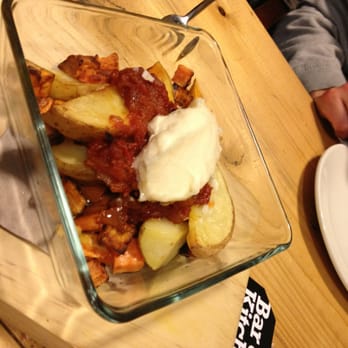 Mercado de Tapinería - Plato de bravas con boniato. Muy buenas!! - Venues & Event Spaces Near Me - Valencia, V