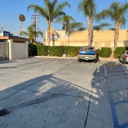 King Torta - Extremely small parking lot
