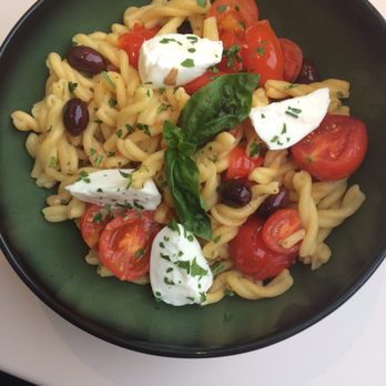 Il Bastione - Pâtes fraîches, mozzarella di buffala, tomates cerises, basilic, tomates cerise, huile d'olive - Italian Near Me - Lille, 59