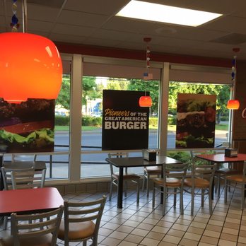 Carl's Jr - Inside - Fast Food Near Me - Portland, Oregon