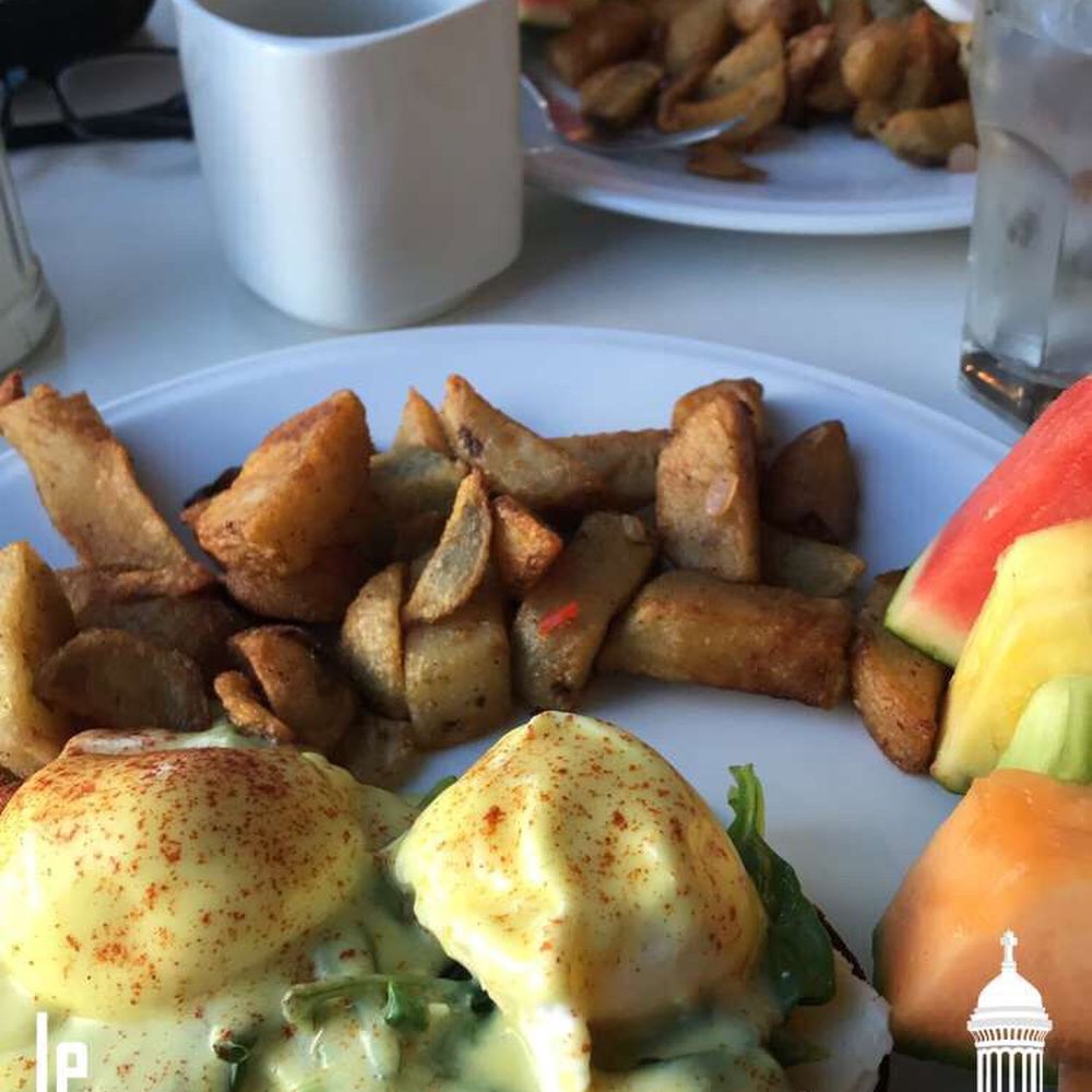 Spinach, smoked salmon, asparagus, and Swiss cheese eggs Benedict Spinach, smoked salmon, asparagus, and Swiss cheese eggs Benedict