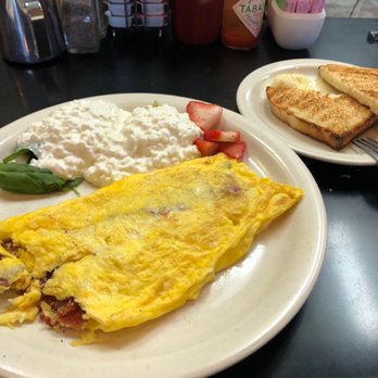 Red Hut Cafe Nevada - Bacon & Cheese Omelette - American Near Me - Stateline, Nevada Red Hut Cafe Nevada - Bacon & Cheese Omelette - American Near Me - Stateline, Nevada