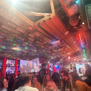 Barney's Beanery - Bar area, lots of TVs - Breakfast & Brunch Near Me - Santa Monica, California