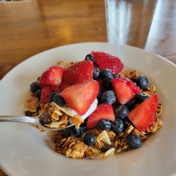 Cafe Jolie - Organic Granola Bowl Breakfast - Breakfast & Brunch Near Me - Alameda, California