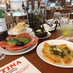 Parrilladas - Provaleta, salada de palta y tomate, vino tinto, y caipirinha
