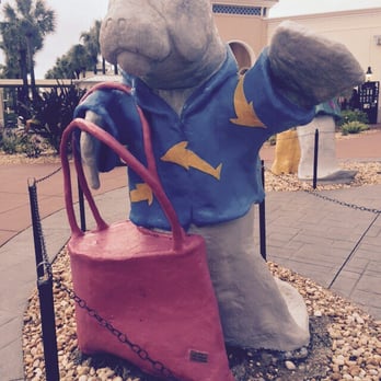 Ellenton Premium Outlets - Statue in walk area - Shopping Centers Near Me - Ellenton, Florida