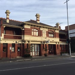 L'Artigiano Ivanhoe - The old Ivanhoe fire station in which L'Artigiano is set.