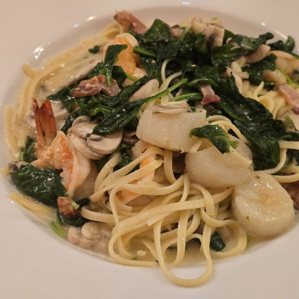 La Ciccia - Shrimp and scallops sautéed with fresh spinach, bacon and mushroom in garlic butter white wine sauce. It was delicious!!! - Italian Near Me - Honolulu, Hawaii La Ciccia - Shrimp and scallops sautéed with fresh spinach, bacon and mushroom in garlic butter white wine sauce. It was delicious!!! - Italian Near Me - Honolulu, Hawaii