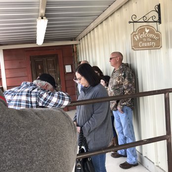 Tony's Steak Barn - The line of people waiting to get in. This pic was taken 15 minutes prior to opening the doors. - Steakhouses Near Me - Centre, Alabama