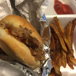 Boss Food Truck - Pulled pork sandwich with greasy fries