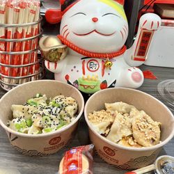 Lee‘s Dumpling House - Dumpling with Chili Sesame Topping/ Sweet Peanut Topping