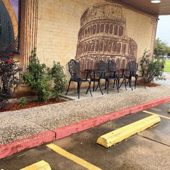 Mama Mia's Italian Grill - Outside seating - Italian Near Me - Pasadena, Texas