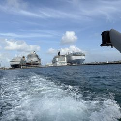 De Nucci Destinations - Ships docked in Bahamas