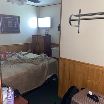 Hunter's Friend Resort - Bedroom - Hotels Near Me - Branson, Missouri Hunter's Friend Resort - Bedroom - Hotels Near Me - Branson, Missouri
